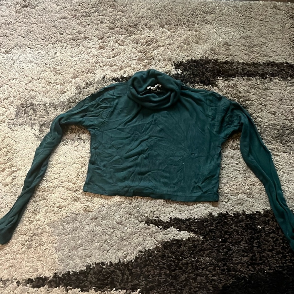 Aeropostale kids green mock neck cropped long sleeve shirt